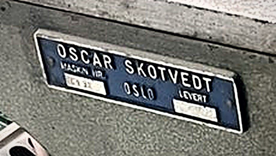 Leverandørskilt: Oscar Skotvedt, Oslo, med felt for maskinnummer og levert